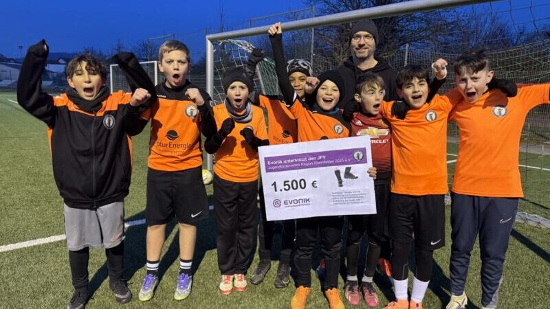 Evonik kickt mit: 1.500 Euro für den JFV